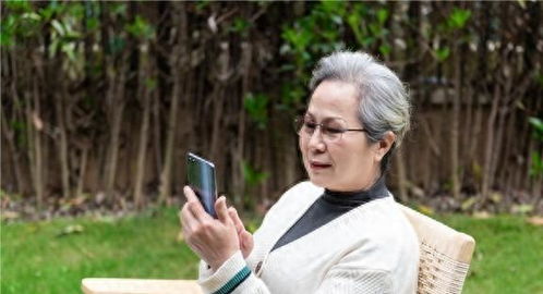 无声的付出与迟来的觉醒 一位母亲的养老抉择